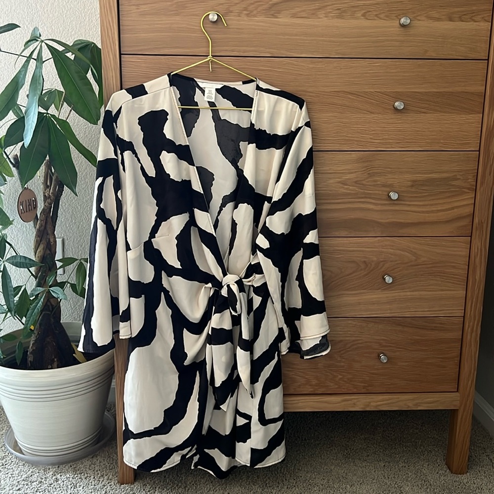 H&M black and white/cream wrap flowy dress size XL